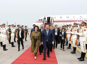 Никол Пашинян с супругой прибыл в Китай с рабочим визитом