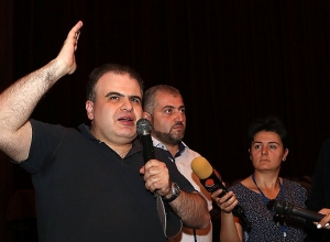 «Դեմ ենք Նազենի Ղարիբյանին որպես օպերային թատրոնի կառավարման խորհրդի նախագահի».  թատրոնի կոլեկտիվի ժողով  LIVE