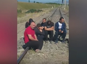 Межгосударственная дорога в Арагацаване и железная дорога Ереван-Гюмри закрыта: сельчане требуют снижения тарифа на воду для орошения