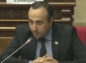 Ինչպե՞ս եք կարողանում մտերիմ մարդու կարգավիճակ ձեռք բերել բոլոր ղեկավարների հետ. պատգամավորը՝  ԿԲ նախագահին