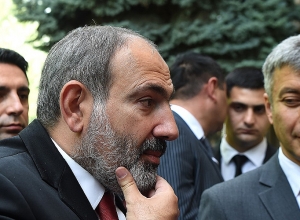 Прямой эфир: Брифинг Пашиняна во дворе НС