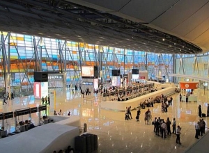 Employee steals money from luggage at airport and gets arrested