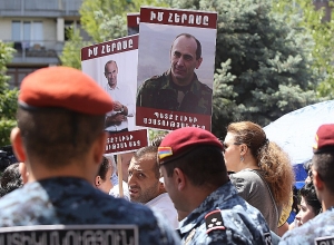 Перед судом по делу Кочаряна во дворе здания суда напряженно