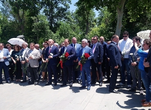 Представители РПА в Пантеоне ждут Сержа Саргсяна