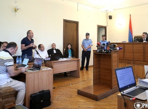 Քոչարյանի գործով մեղադրյալն ու պաշտպանը՝ երկու դատական ակտերը նույն դատավորին մակագրելու մասին