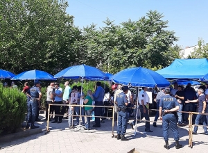 ՈՒՂԻՂ. Դատարանի մոտ հավաքվել են Քոչարյանի աջակիցներն ու ընդդիմախոսները