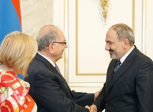 Nikol Pashinyan receives newly-appointed High Commissioner for Diaspora Affairs Zareh Sinanyan