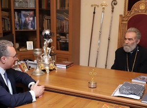 Զոհրաբ Մնացականյանի հանդիպել է Արցախի թեմի առաջնորդի հետ