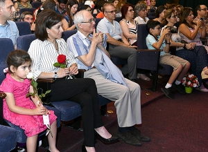 Анна Акопян с дочерью присутствовала на благотворительном спектакле