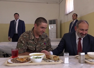Վարչապետը ճաշել է զինծառայողների հետ, ծանոթացել նրանց նոր սննդակարգին