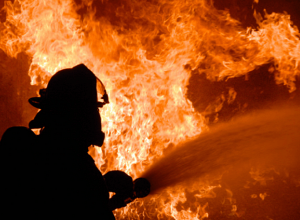 На улице Хоренаци в Ереване горит жилой дом