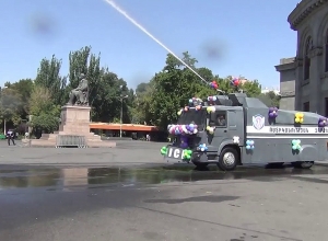 «Վարդավառ»՝  «ուրախ» ոստիկանության ջրցանների շիթերի ներքո