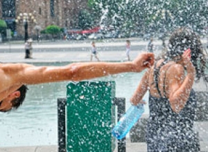 В день Вардвара обливая из бутылки воды повредил глаз девушки