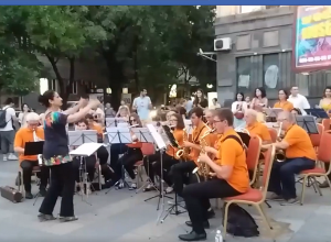 A little bit of Aznavour, a little bit of Édith Piaf and Komitas - Bourg de Peugeot band plays at Aznavour Square