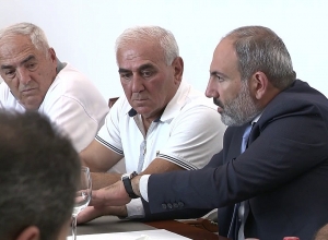 Nikol Pashinyan meets with relatives of March 1 victims