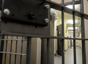 Осужденный за попытку изнасилования требует, чтобы его дело пересмотрели