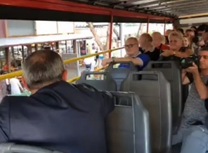 Никол Пашинян показывает туристам Ереван