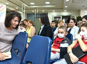 Анна Акопян в Гематологическом центре присутствовала на небольшом сольном концерте певца и гитариста группы “Джоеф Джипси Кингс Фемили”