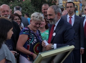 Փաշինյանն օտարերկրացի զբոսաշրջիկներին հրավիրել է կառավարության շենք