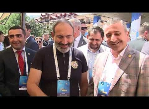 Վարչապետն այցելել է Կոտայքի մարզի տեղական արտադրանքի էքսպո ցուցահանդես