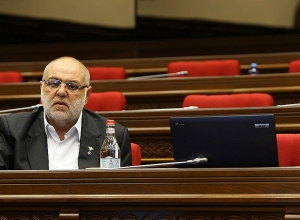 ՈՒՂԻՂ. Սերյան Սարոյանը իր առանձնատանը ասուլիս է տալիս