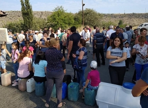 «В Арчисе остро стоит проблема питьевой воды»: жители перекрыли дорогу