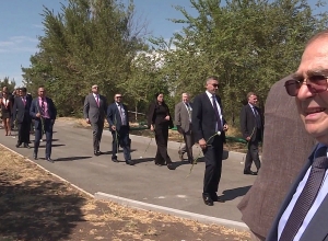 Министры обороны и иностранных дел РА посетили пантеон “Ераблур”