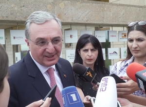 Զոհրաբ Մնացականյանի ճեպազրույցը լրագրողների հետ Գյումրիում