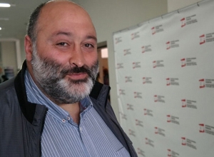 Դու մենակ չես ու ինձ դու պետք ես։ Չգնա՛ս․ Վարազդատ Կարապետյանը՝ Էդգար Առաքելյանին