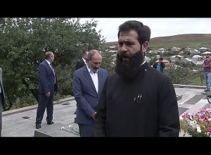 Ծաղիկներ` Վահան գյուղի զոհված ազատամարտիկների հուշահամալիրում