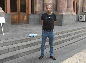 Майор войска запаса будет также проводить голодовку напротив посольств