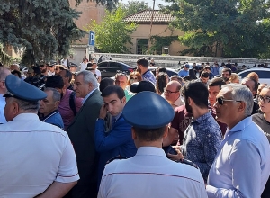 Սահմանադրական դատարանի դիմաց բազմամարդ է․ լուսանկարներ (թարմացված)