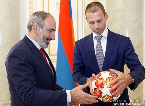 Президента УЕФА Александер Чеферин подарил Николу Пашиняну футбольный мяч