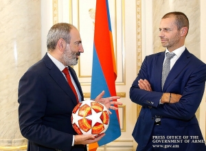 Ալեքսանդր Չեֆերինը Նիկոլ Փաշինյանին է նվիրել ֆուտբոլային գնդակ