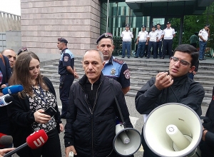 Քոչարյանի աջակիցները պահանջում են արտահերթ նիստ գումարել