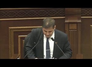 Արման Բաբաջանյանը ուսապարկը ուսին հայտարարեց, որ չի հրաժարվում մանդատից