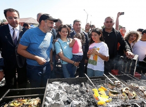 Վարչապետն ընտանիքի հետ ներկա է գտնվել Սեւանի թերակղզում կազմակերպված ձկան փառատոնի բացմանը