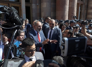 Пашинян посетил матерей погибших солдат