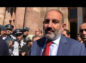 Նիկոլ Փաշինյանը մոտեցավ զոհված զինծառայողների մայրերին