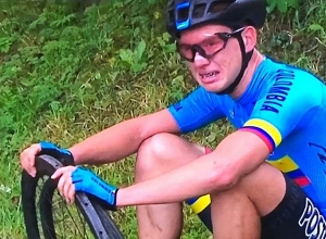 Աշխարհի առաջնության ժամանակ հեծանվորդին անօգնական վիճակում թողել են ճանապարհին