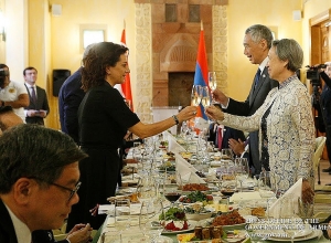 Ի պատիվ Սինգապուրի վարչապետի և նրա տիկնոջ՝ տրվել է պաշտոնական ճաշ