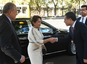 Армен Саркисян с супругой посетил посольство КНР в Армении