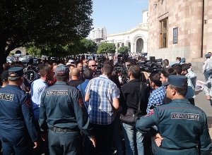 Автоимпортеры проводят акцию напротив правительства