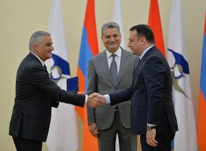 Նախագահ Սարգսյանը շնորհավորել է ԵԱՏՄ զարգացման գործում ունեցած ավանդի համար պարգևատրված գործիչներին