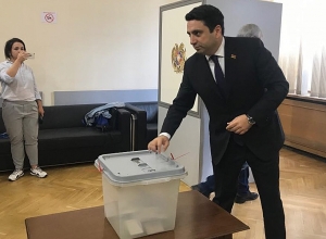 Началось закрытое тайное голосование по вопросу прекращения полномочий Грайра Товмасяна