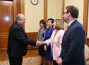 Նախագահ Սարգսյանը հյուրընկալել է ԱՄՆ Ներկայացուցիչների պալատի անդամներ Ջեքի Սփիրին և Ջուդի Չուին