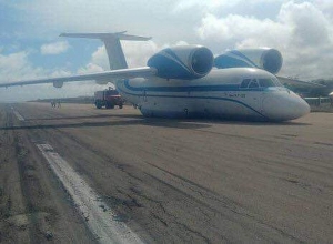 Самолет совершил аварийную посадку без шасси