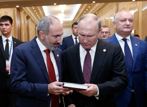 Նիկոլ Փաշինյանը Վլադիմիր Պուտինին նվիրել է Կազիմիրովի «Խաղաղություն Ղարաբաղին» գիրքը