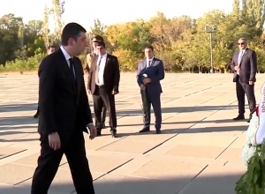 Վրաստանի վարչապետը հարգանքի տուրք է մատուցել Հայոց ցեղասպանության զոհերի հիշատակին