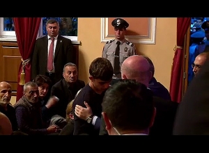 Փաշինյանը հարգանքի տուրք է մատուցել  զոհված ոստիկան Տիգրան Առաքելյանի հիշատակին.